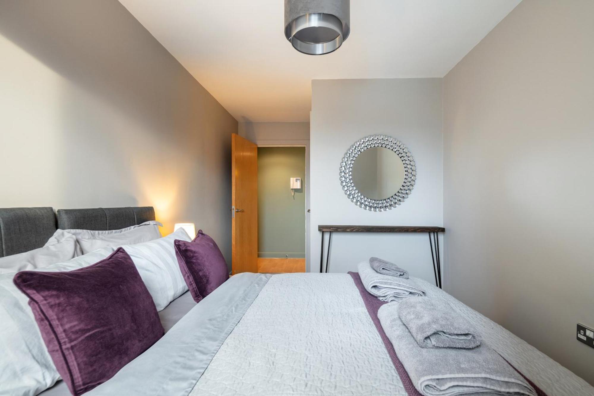 Excel, O2, Canary Wharf, London City Airport - Free Parking Exterior photo